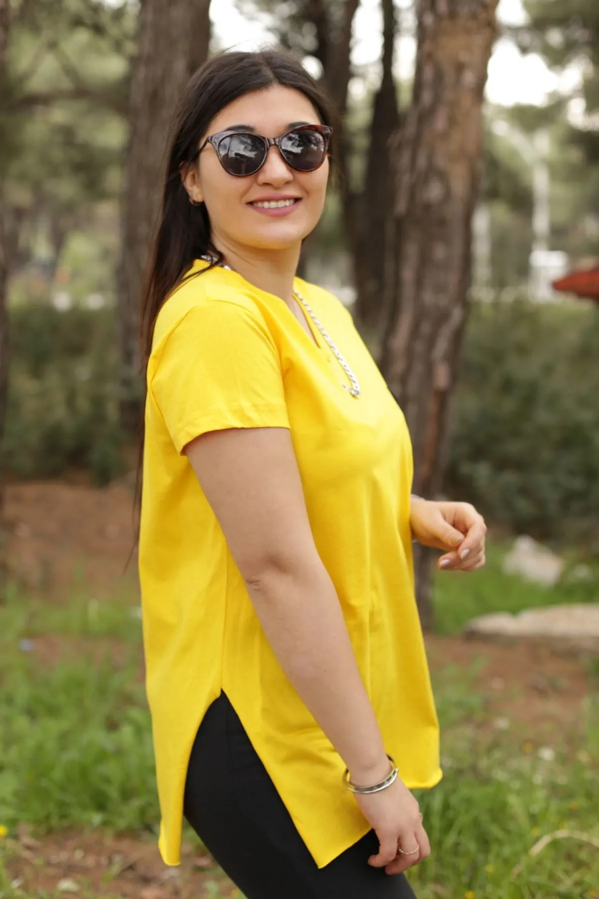 RENKTE DERİ CEPLİ SARI T-SHİRT