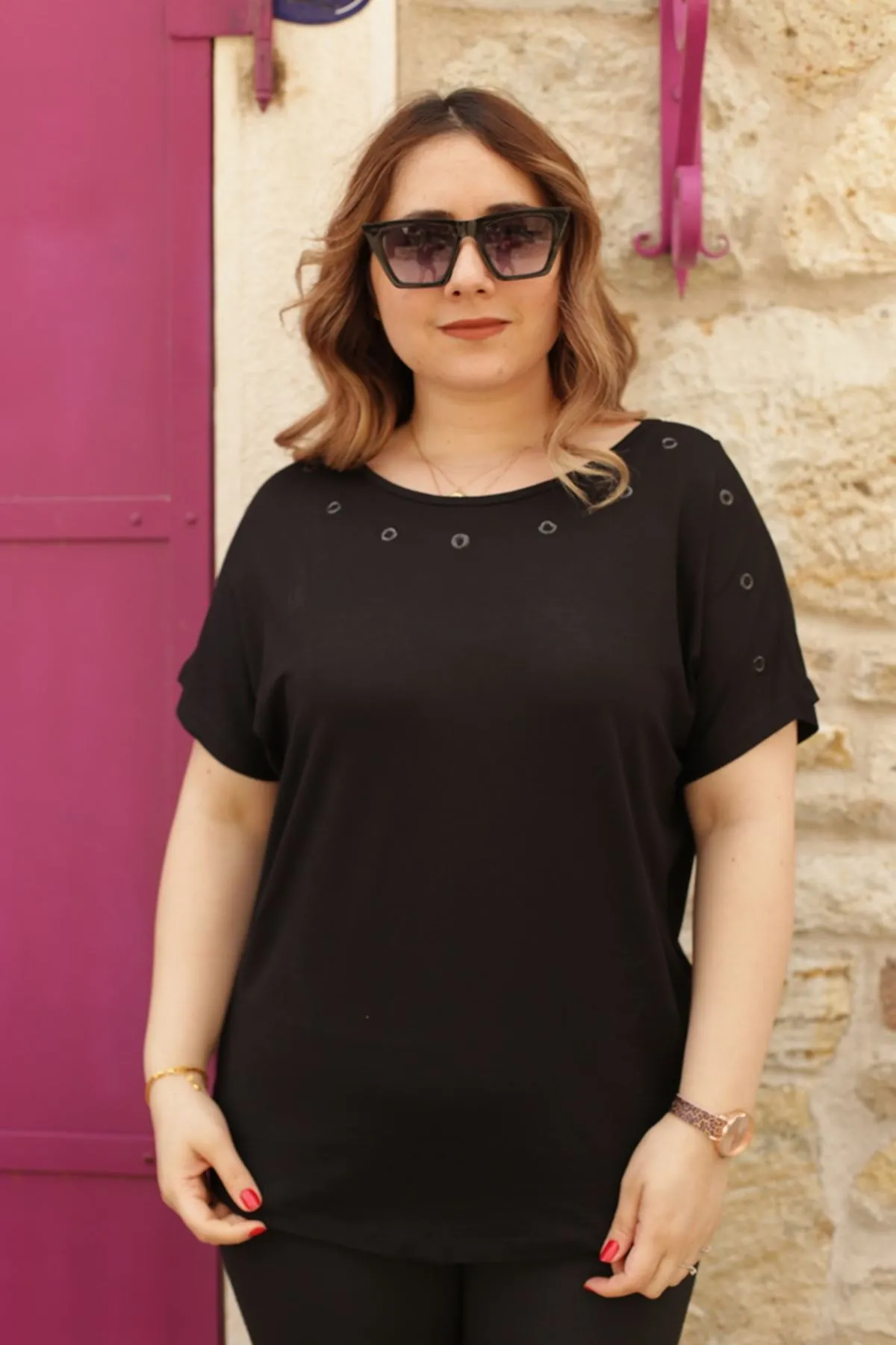 RENKTE OMUZ KUŞGÖZÜ SIRT BİYELİ SİYAH BLUZ