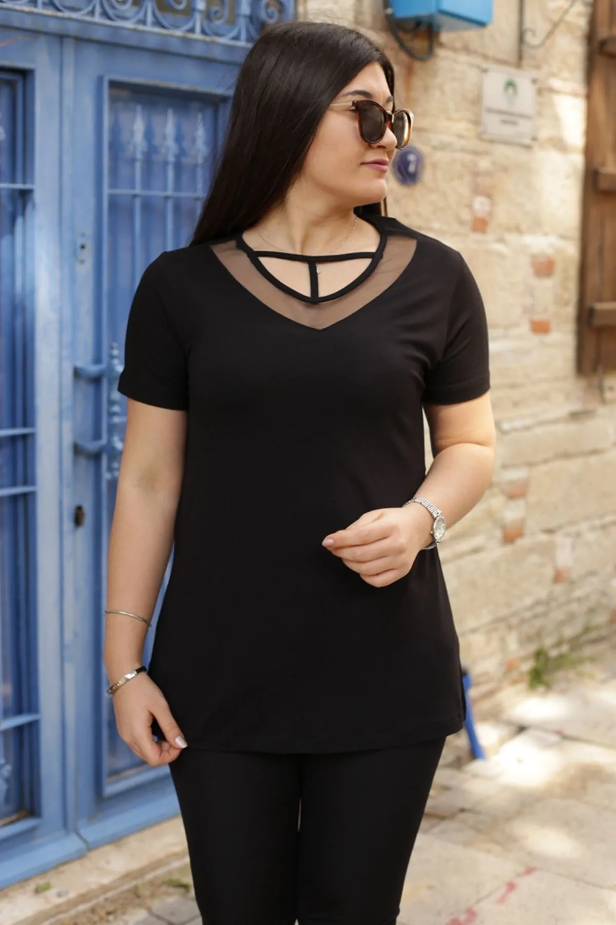 RENKTE YAKASI BİYELİ TÜL GARNİLİ SİYAH BLUZ