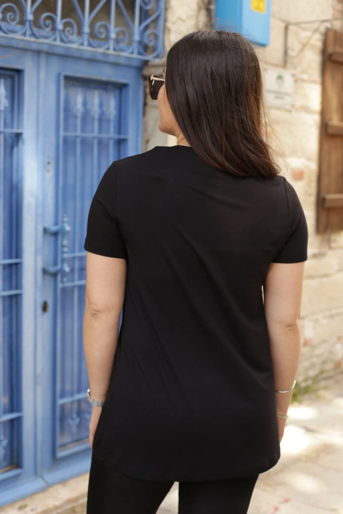 RENKTE YAKASI BİYELİ TÜL GARNİLİ SİYAH BLUZ