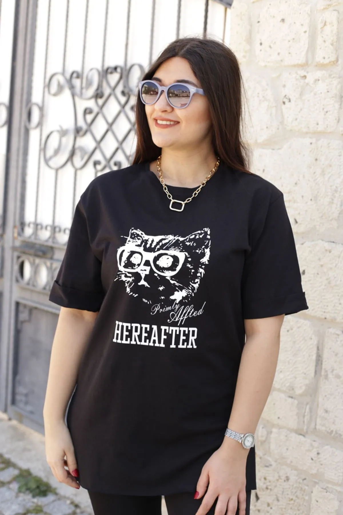 RENKTE KEDİ BASKILI YAZILI SİYAH T-SHİRT