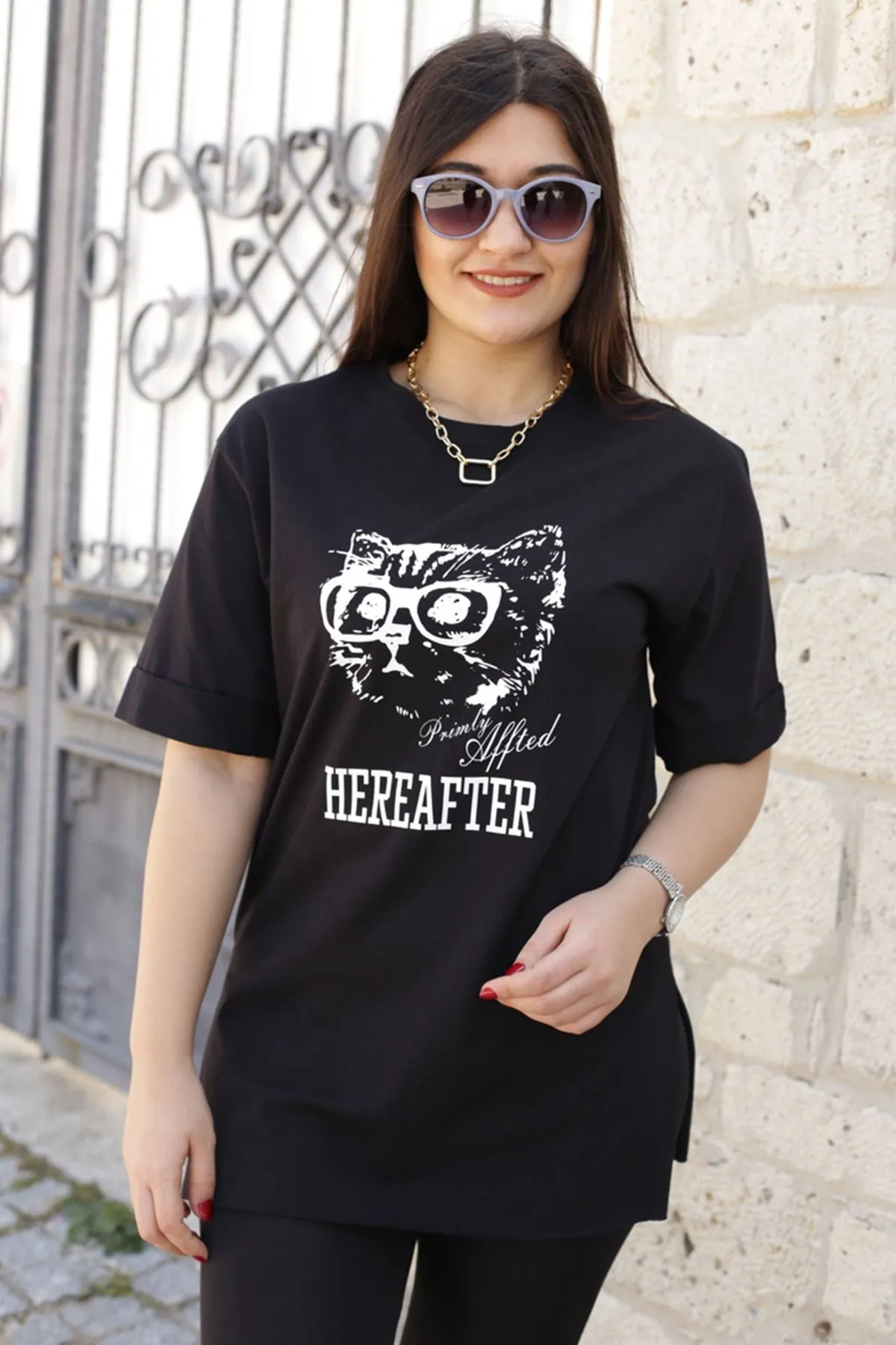 RENKTE KEDİ BASKILI YAZILI SİYAH T-SHİRT
