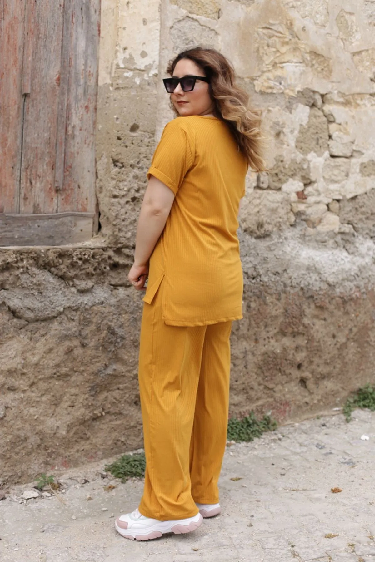 RENKTE GENİŞ KESİM HARDAL KAŞKORSE TAKIM