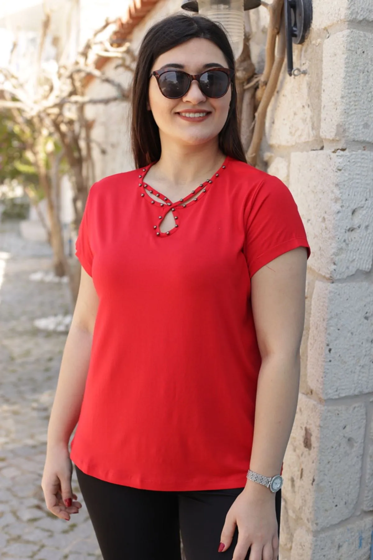 RENKTE YAKA DAMLA İNCİLİ KIRMIZI BLUZ