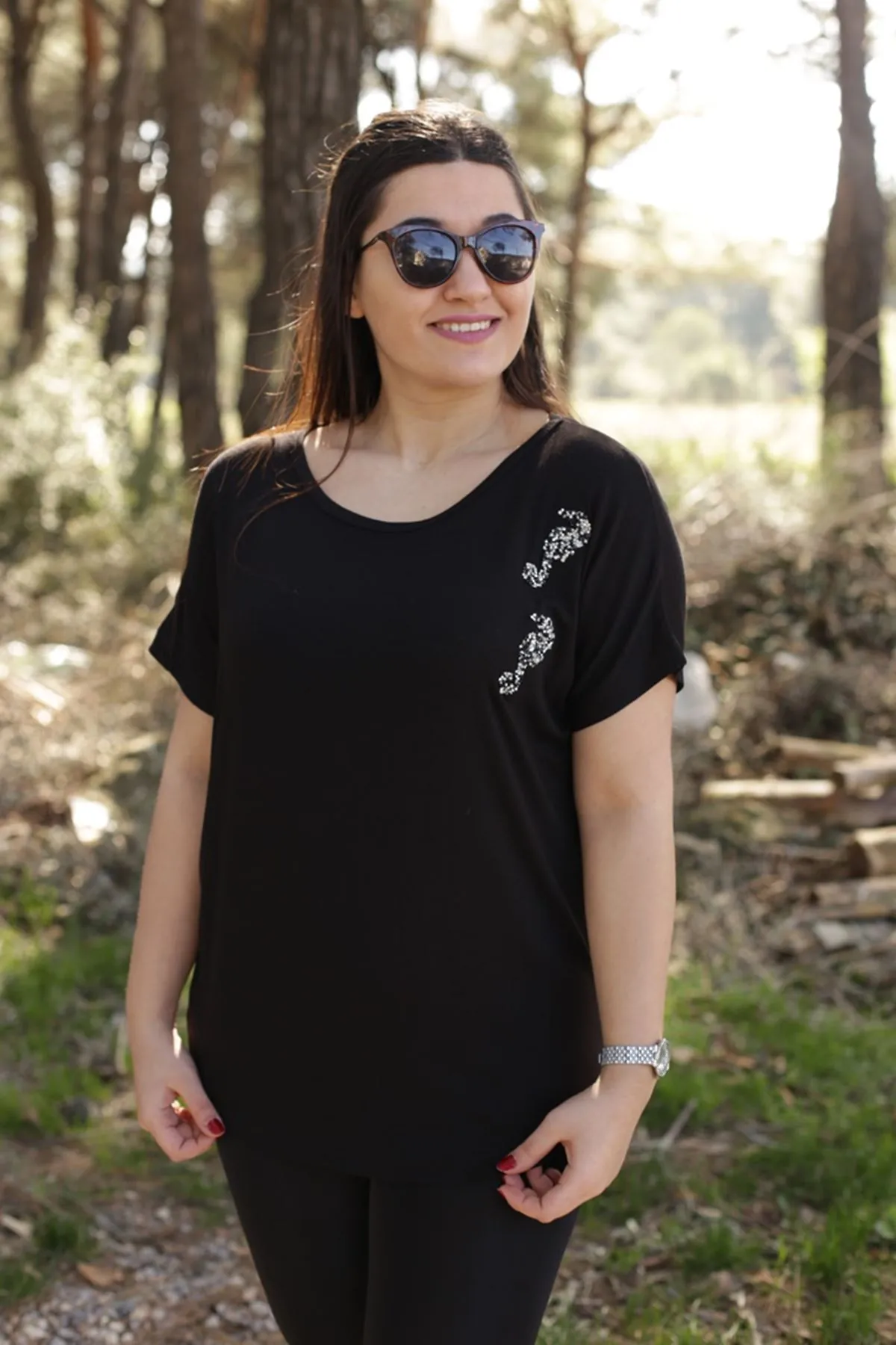 RENKTE DENİZATI TAŞ DETAY SİYAH BLUZ