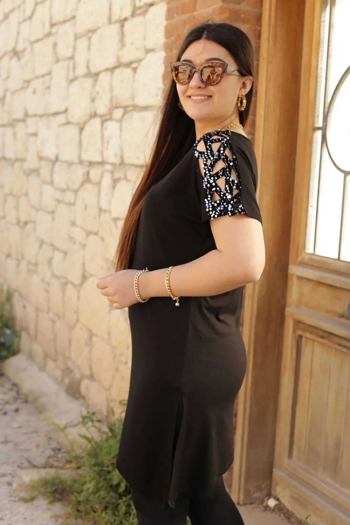 RENKTE TEK OMUZU PULLU ASİMETRİK SİYAH BLUZ
