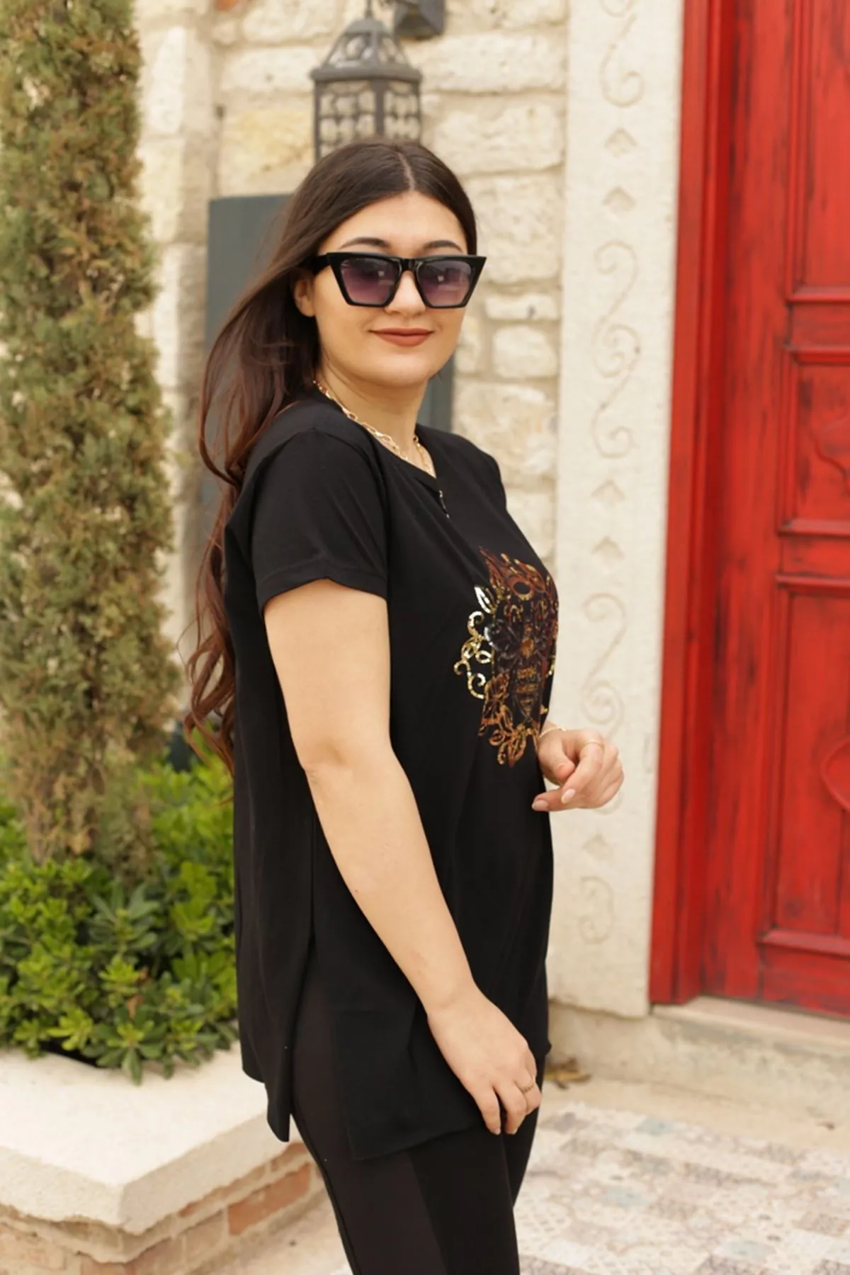 RENKTE PULLU ARI DESENLİ SİYAH T-SHİRT