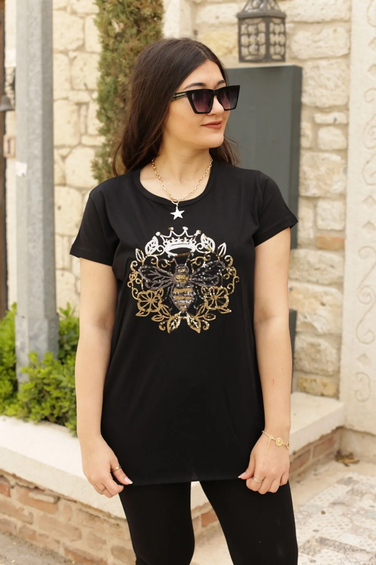 RENKTE PULLU ARI DESENLİ SİYAH T-SHİRT