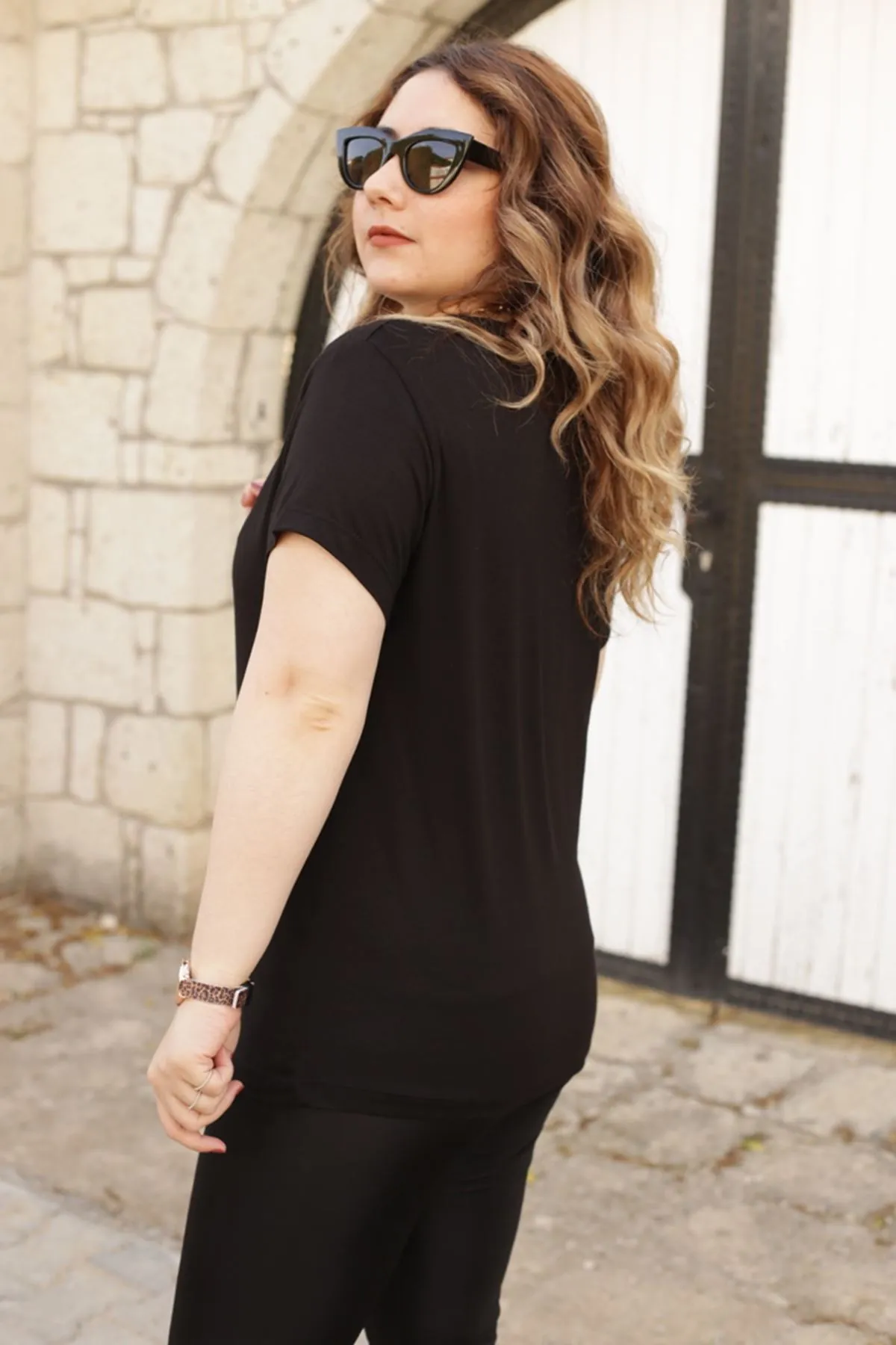 RENKTE KARE PUL DETAYLI SİYAH BLUZ