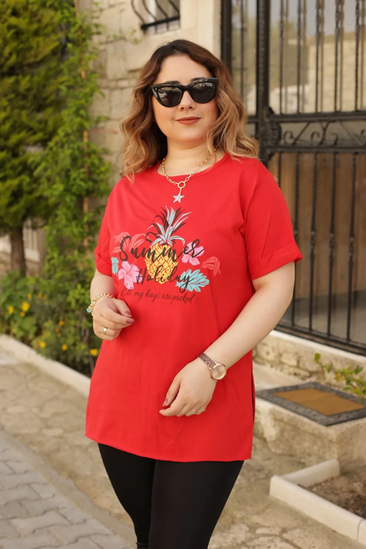RENKTE TROPİKAL DESENLİ DUBLE KOL KIRMIZI T-SHİRT