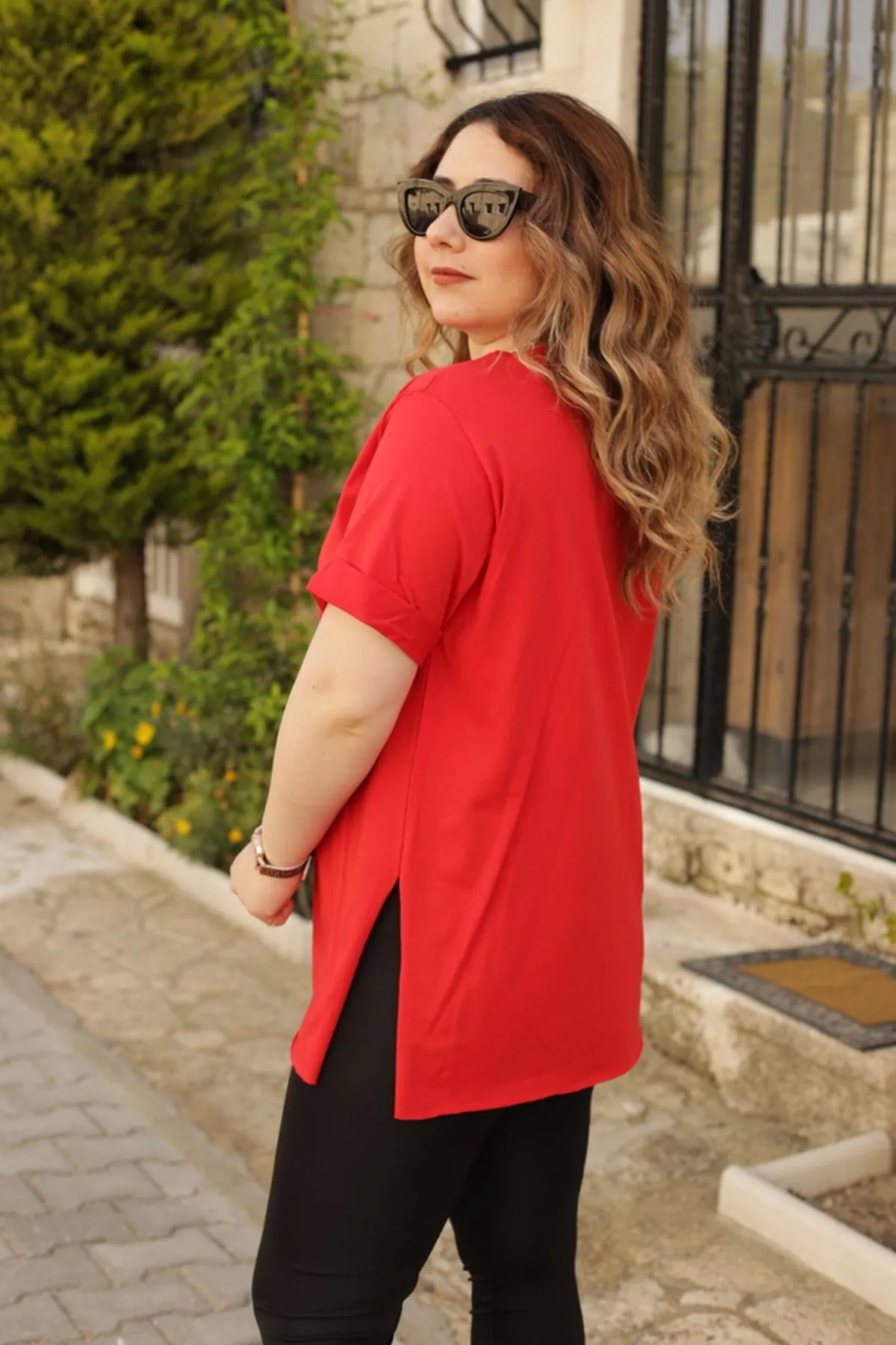RENKTE TROPİKAL DESENLİ DUBLE KOL KIRMIZI T-SHİRT