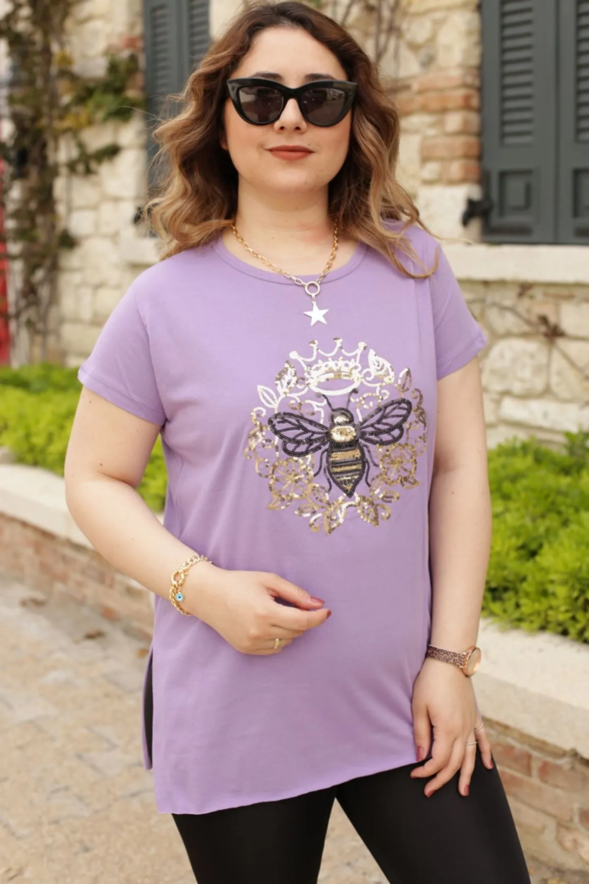 RENKTE PULLU ARI DESENLİ LİLA T-SHİRT