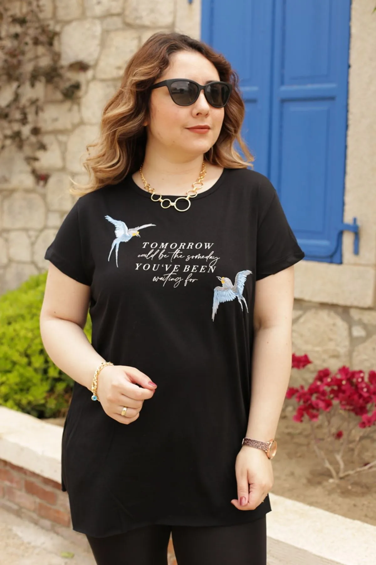 RENKTE KUŞ NAKIŞLI SİYAH T-SHİRT