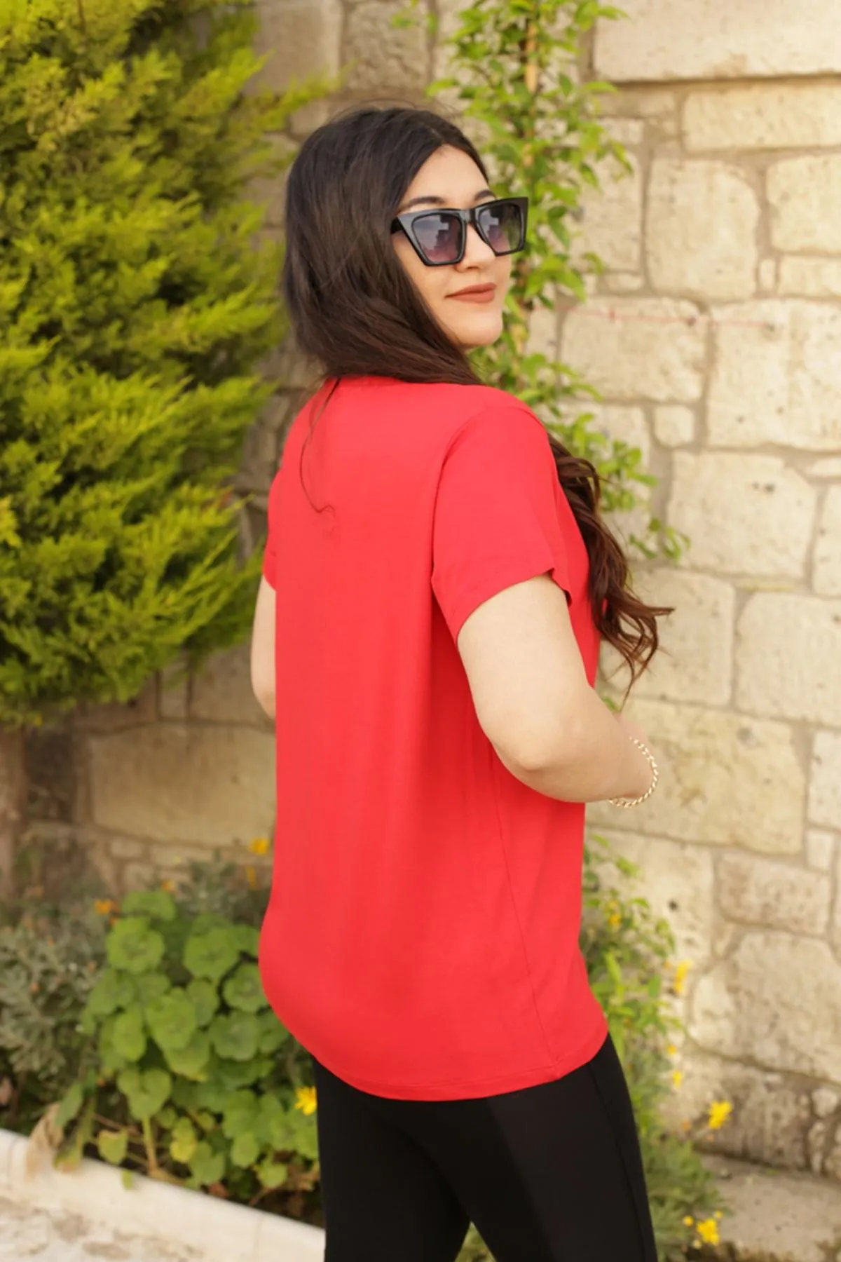 RENKTE PULLU YAPRAK DESENLİ KIRMIZI BLUZ