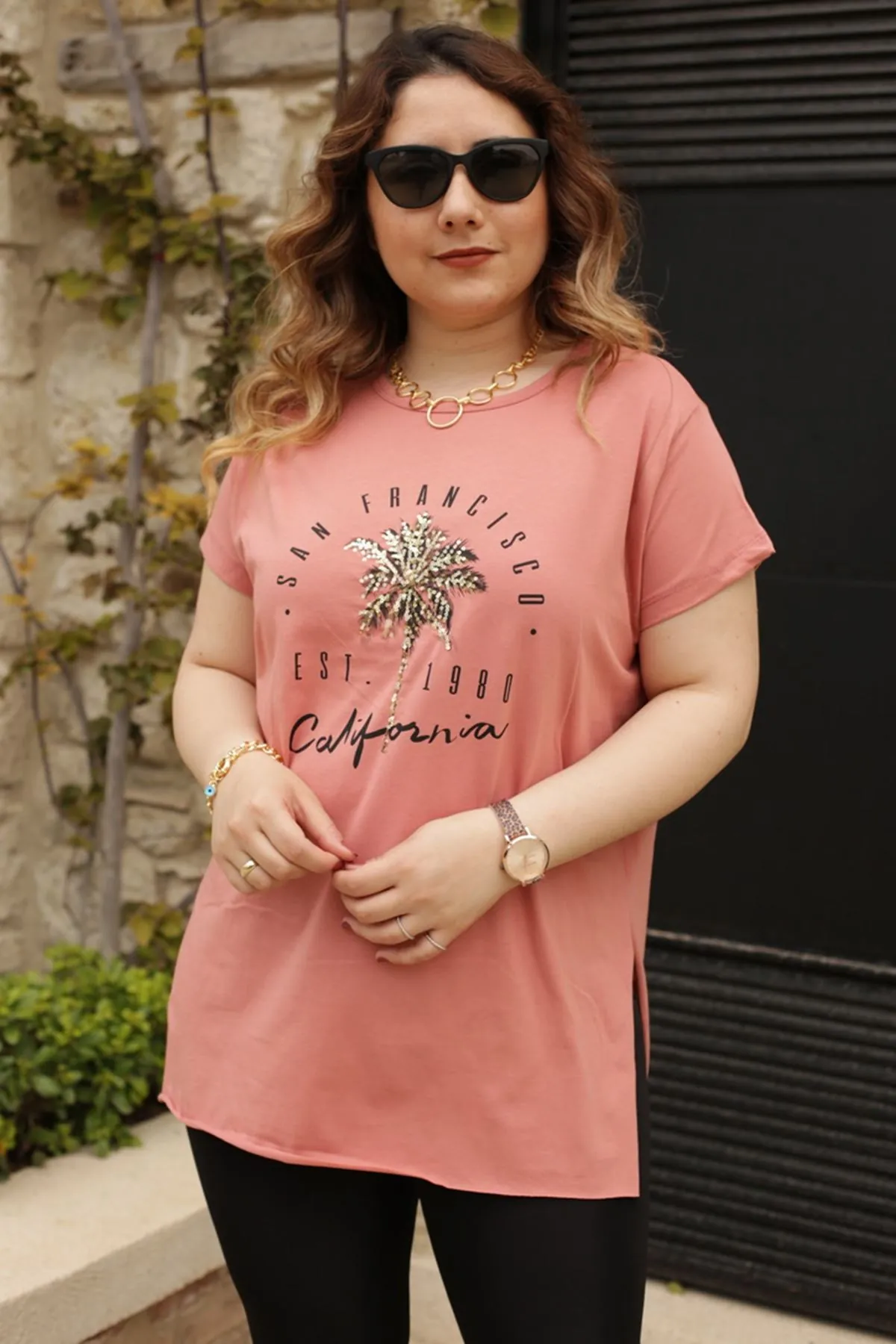 RENKTE PUL VE BASKI DETAY PUDRA T-SHİRT
