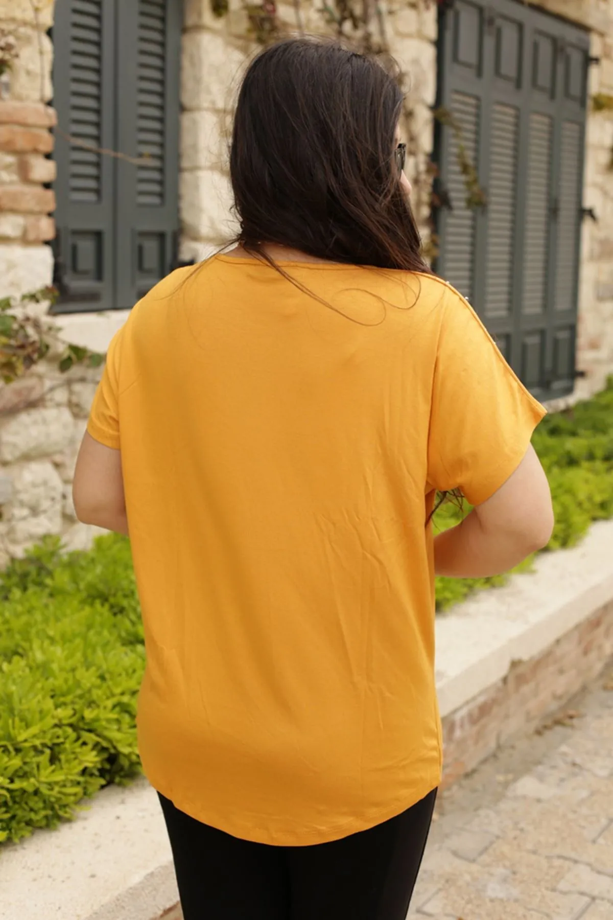 RENKTE OMUZ PARÇALI KUŞGÖZÜ İNCİLİ SARI BLUZ