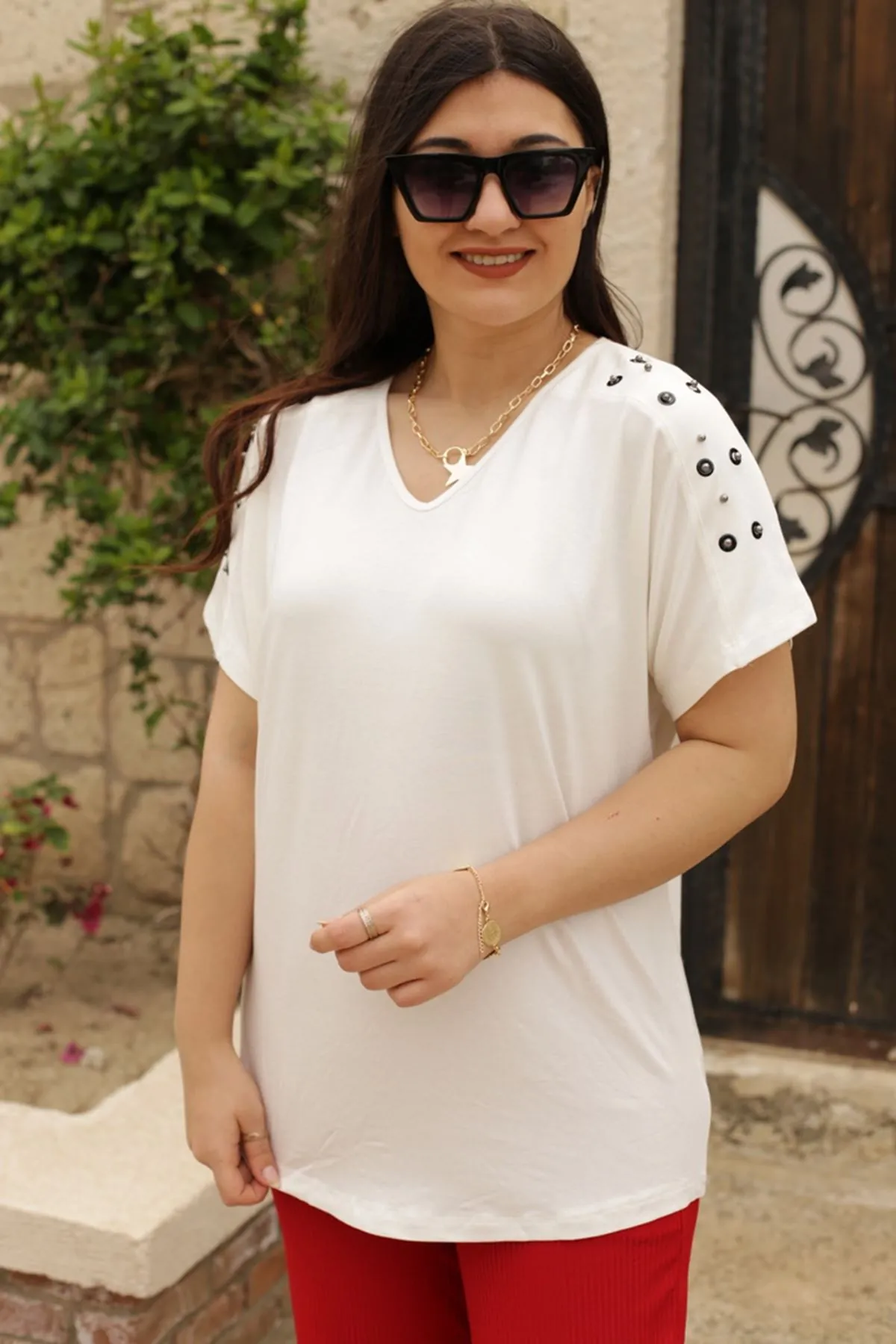 RENKTE OMUZ PARÇALI KUŞGÖZÜ İNCİLİ BEYAZ BLUZ