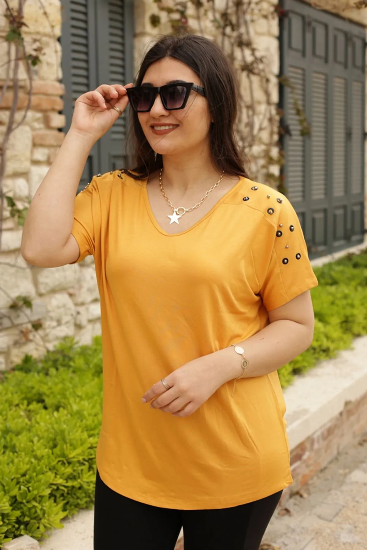 RENKTE OMUZ PARÇALI KUŞGÖZÜ İNCİLİ SARI BLUZ