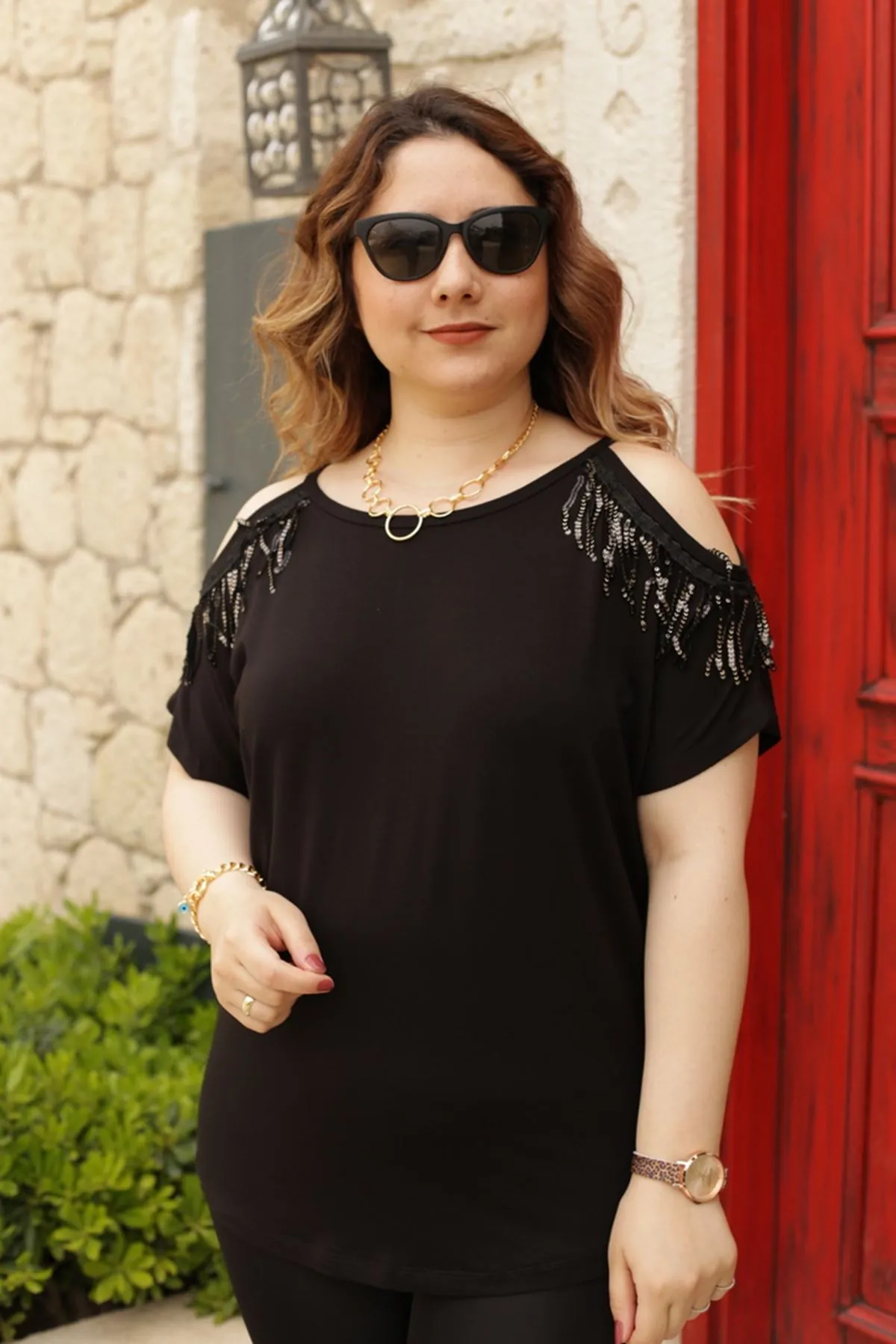 RENKTE PULLU SAÇAKLI SİYAH BLUZ