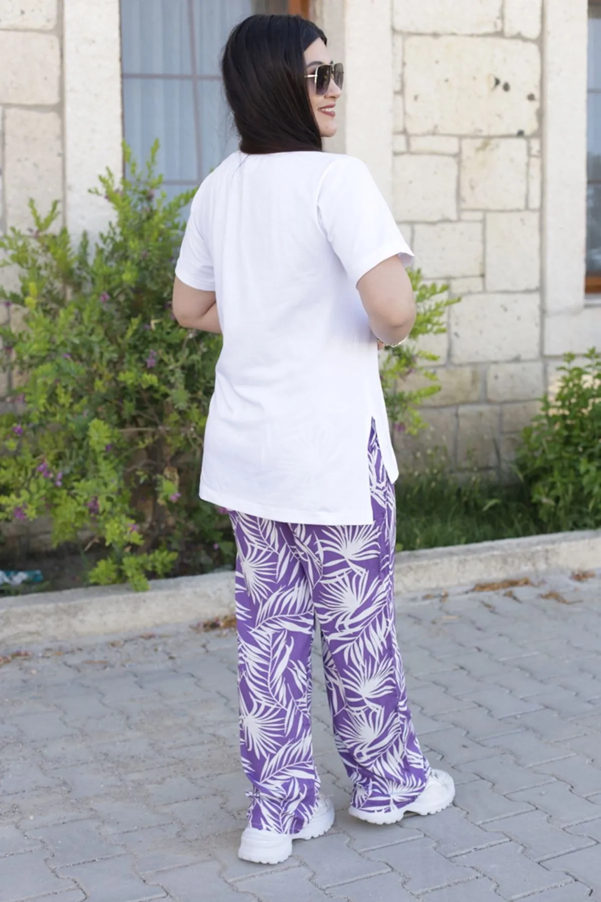 RENKTE V YAKA BEYAZ TSHİRT
