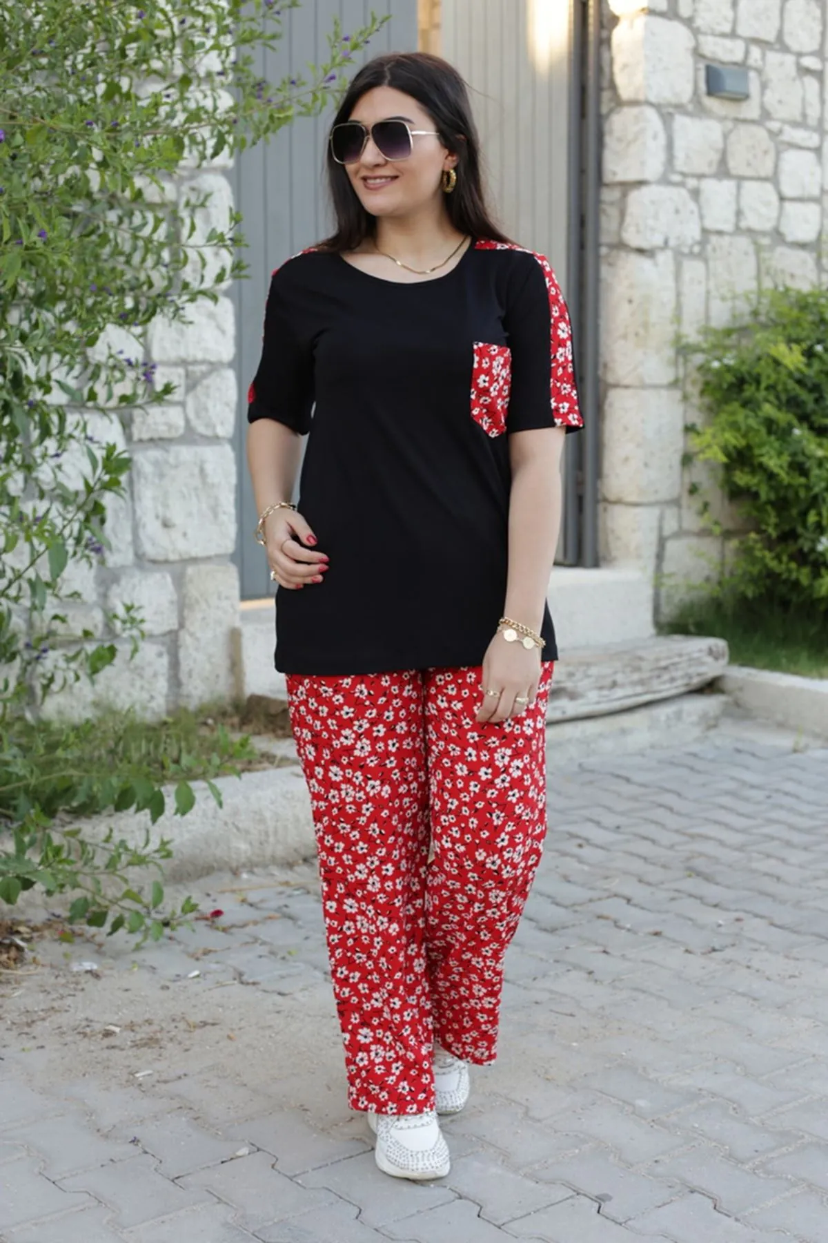 RENKTE OMUZ PARÇALI DESENLİ SİYAH TAKIM