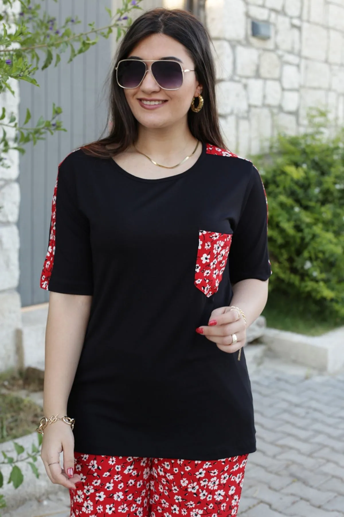 RENKTE OMUZ PARÇALI DESENLİ SİYAH TAKIM