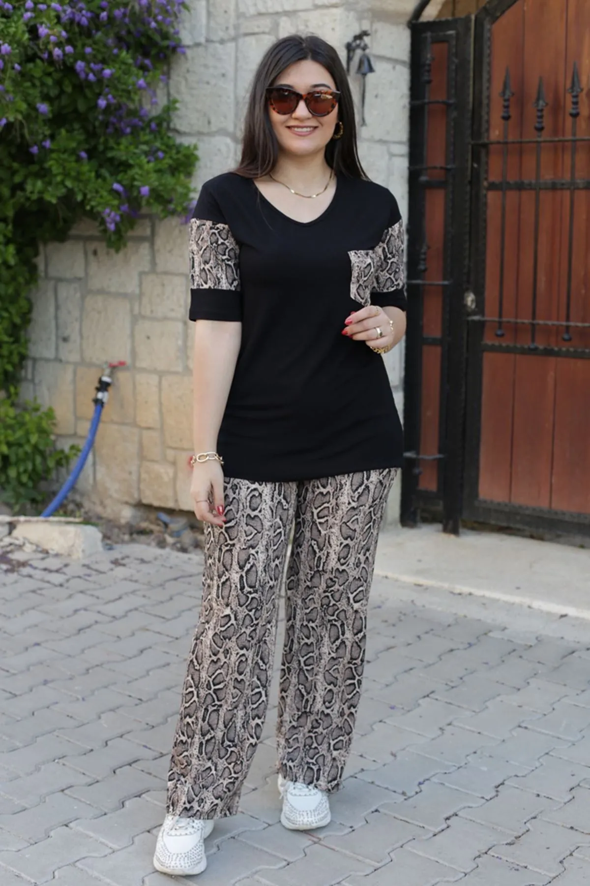 RENKTE İKİ PARÇALI DESENLİ KAŞKORSE TAKIM