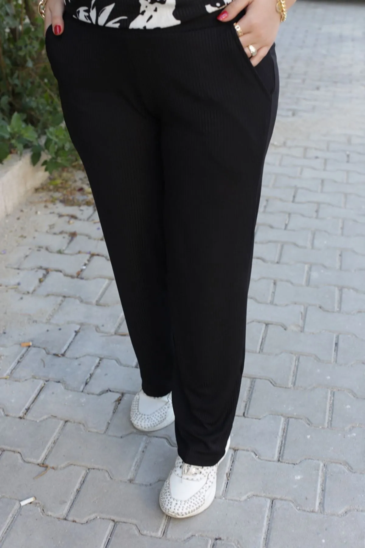 RENKTE GENİŞ KESİM ALT SİYAH ÜST DESENLİ TAKIM