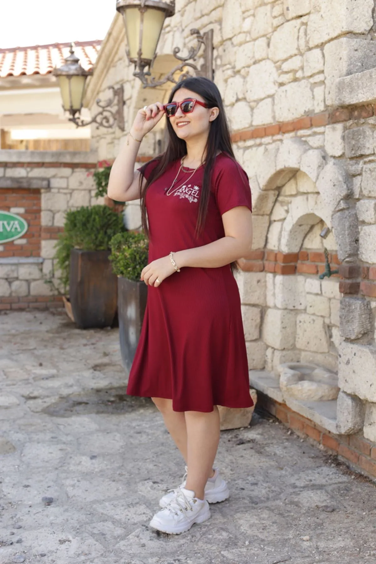 RENKTE YAZILI FİTİLLİ BORDO ELBİSE