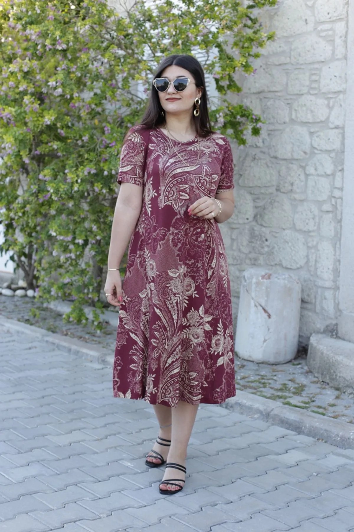 RENKTE GENİŞ KESİM ESNEK ELBİSE