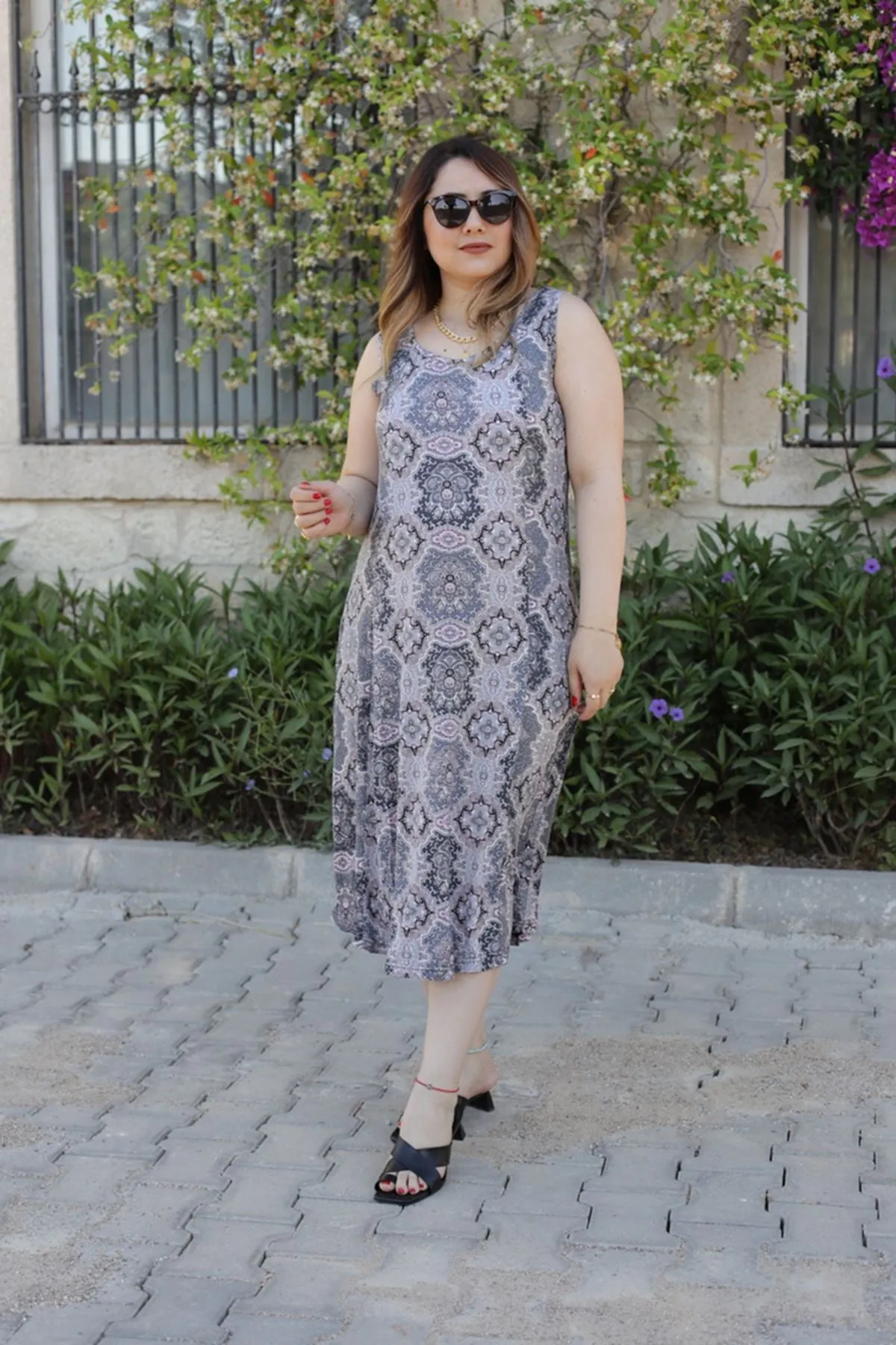 RENKTE ASKILI DESENLİ ELBİSE