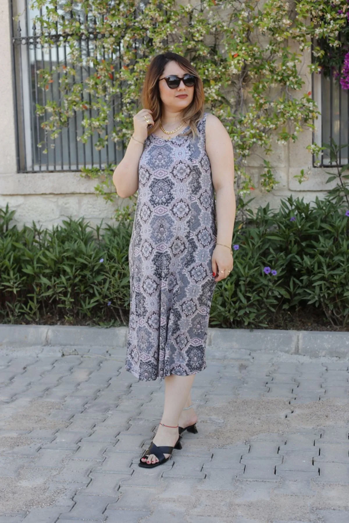 RENKTE ASKILI DESENLİ ELBİSE