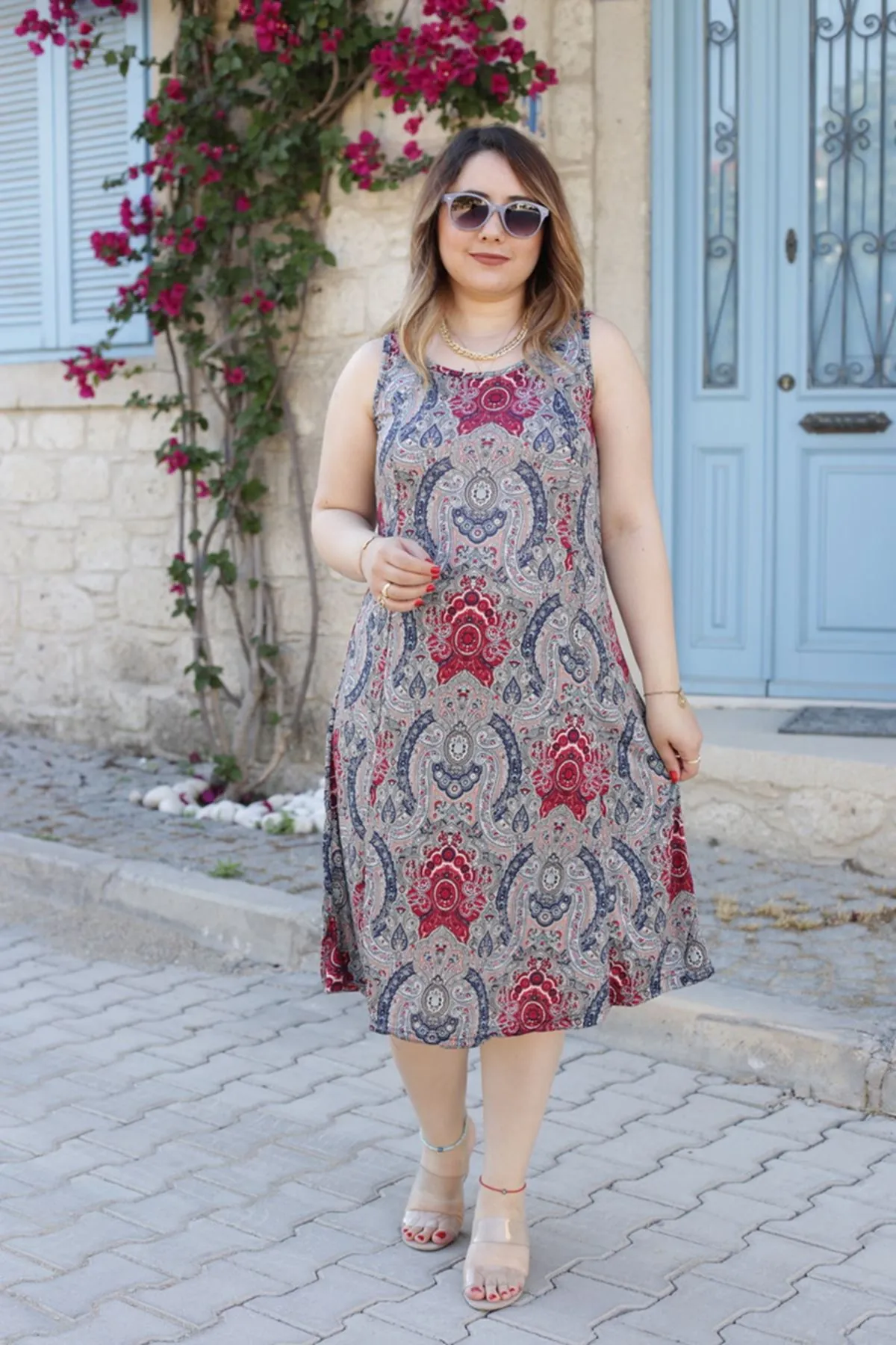 RENKTE ASKILI DESENLİ ELBİSE