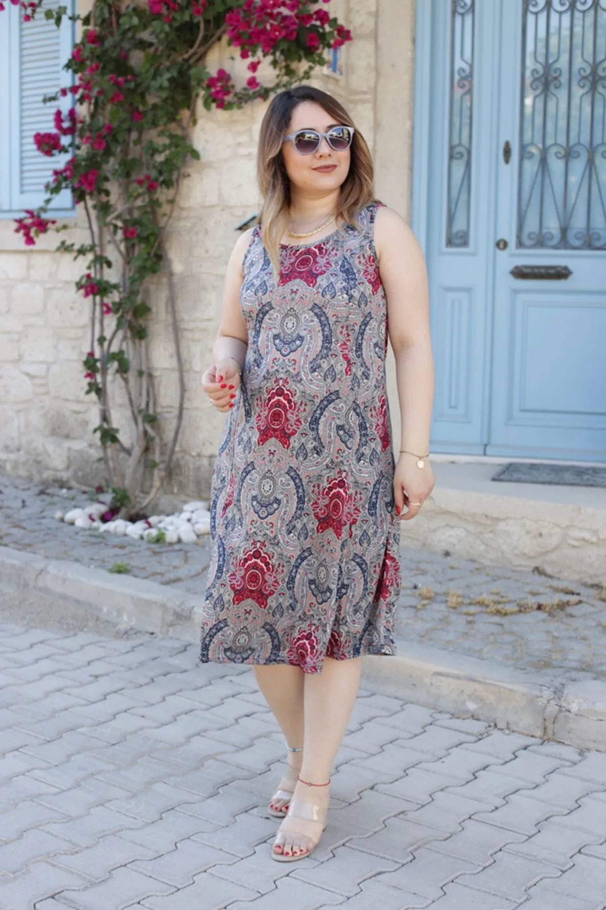 RENKTE ASKILI DESENLİ ELBİSE