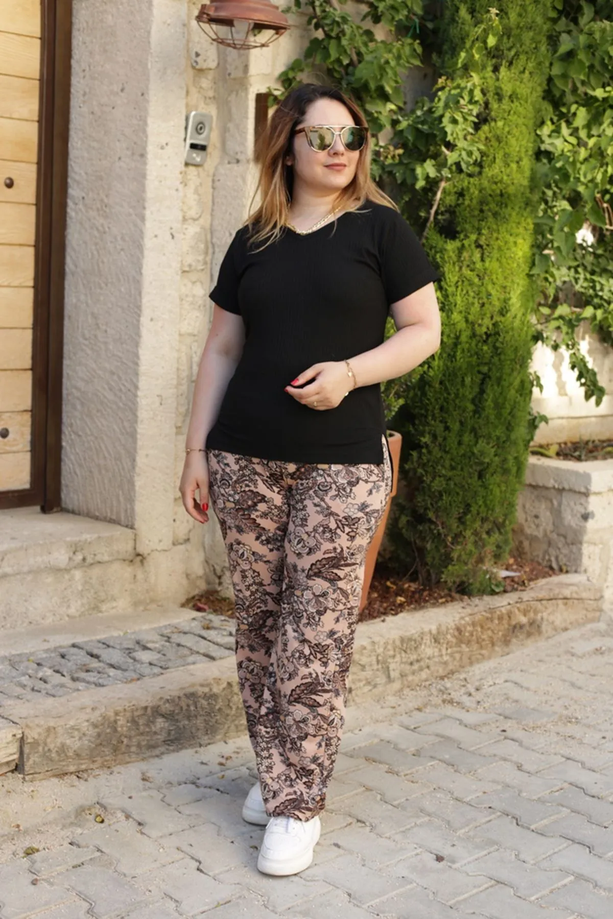 RENKTE KAŞKORSE DESENLİ ESNEK TAKIM