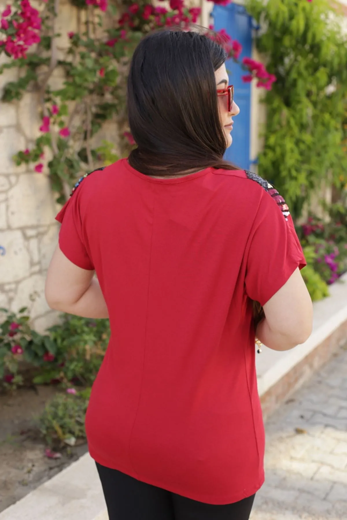 RENKTE ÖNÜ RENKLİ PUL İŞLEMELİ KIRMIZI BLUZ