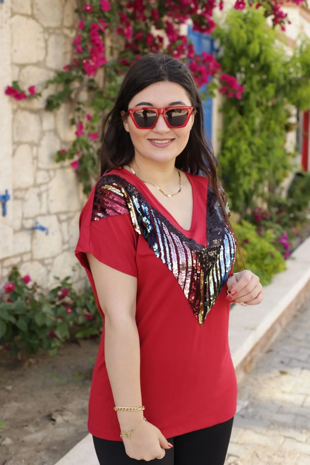 RENKTE ÖNÜ RENKLİ PUL İŞLEMELİ KIRMIZI BLUZ
