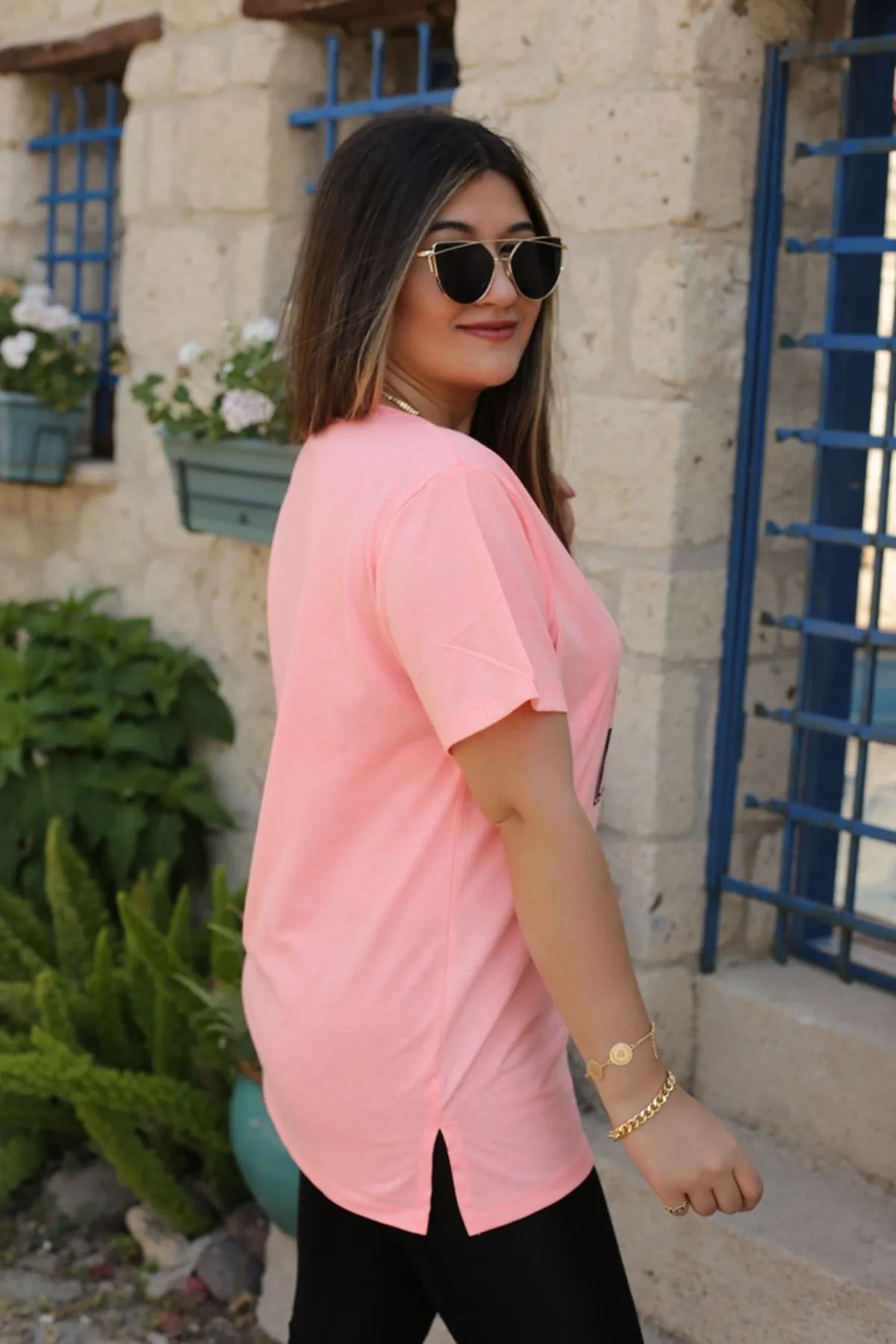 RENKTE GENİŞ KESİM ÖN YAZILI PEMBE T-SHİRT