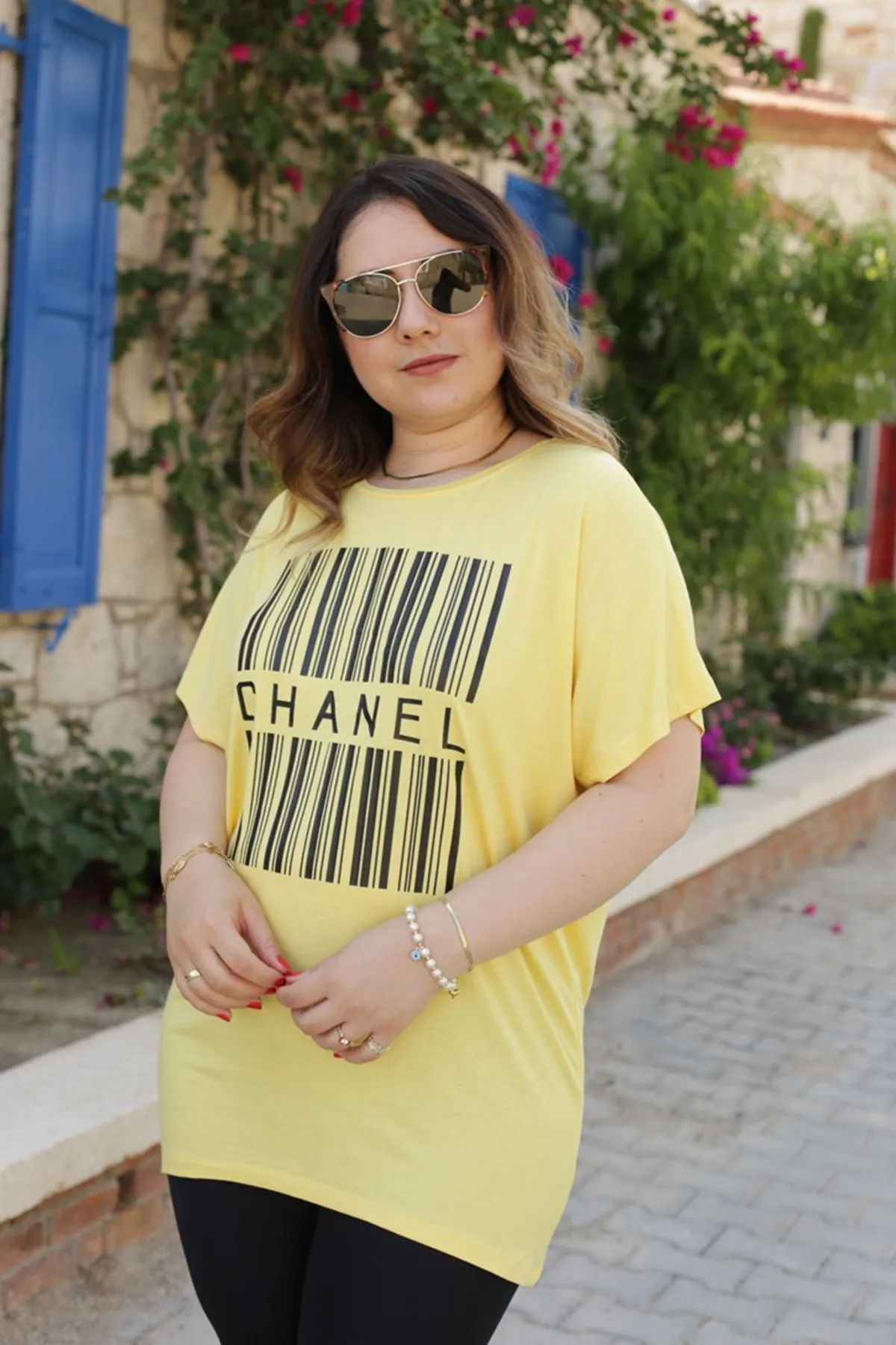 RENKTE GENİŞ KESİM BARKOD DESENLİ SARI TSHİRT