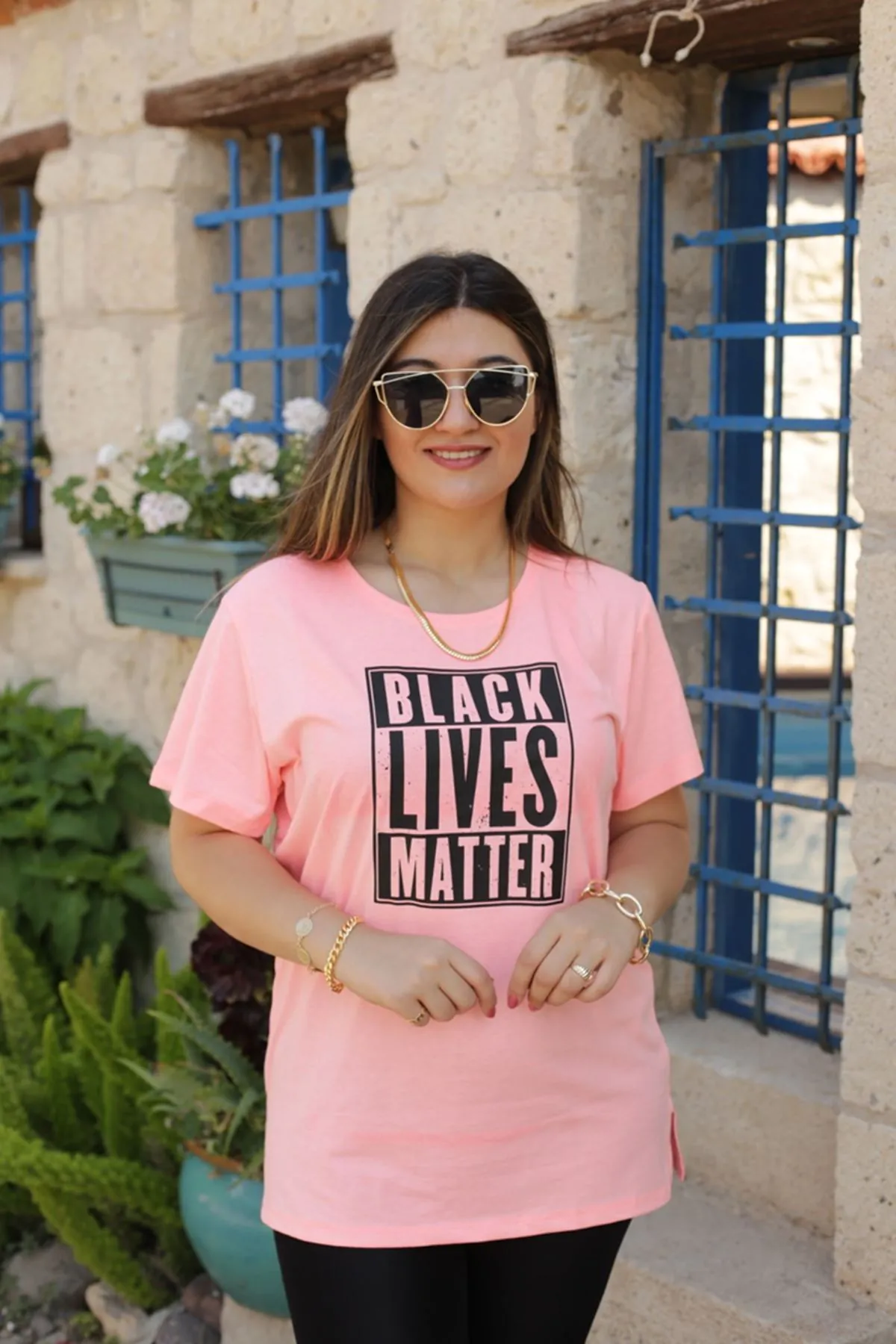 RENKTE GENİŞ KESİM ÖN YAZILI PEMBE T-SHİRT
