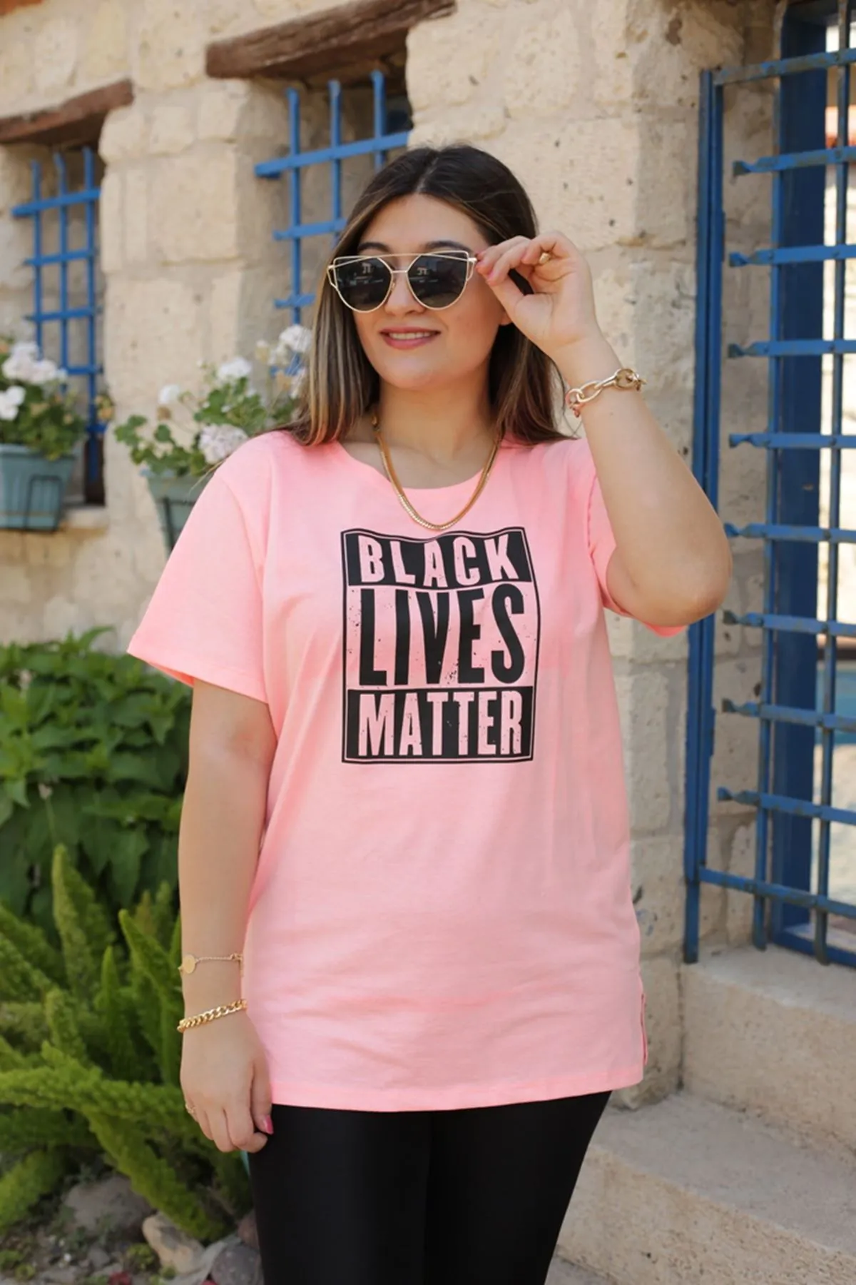 RENKTE GENİŞ KESİM ÖN YAZILI PEMBE T-SHİRT