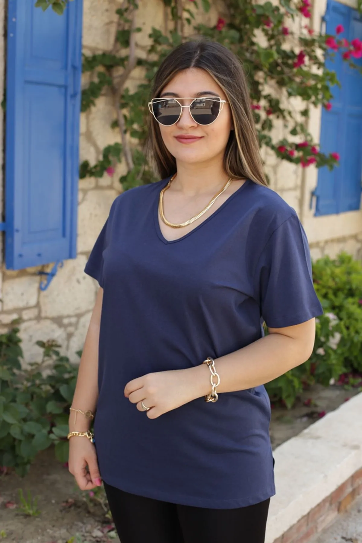 RENKTE GENİŞ KESİM V YAKA LACİVERT TSHİRT