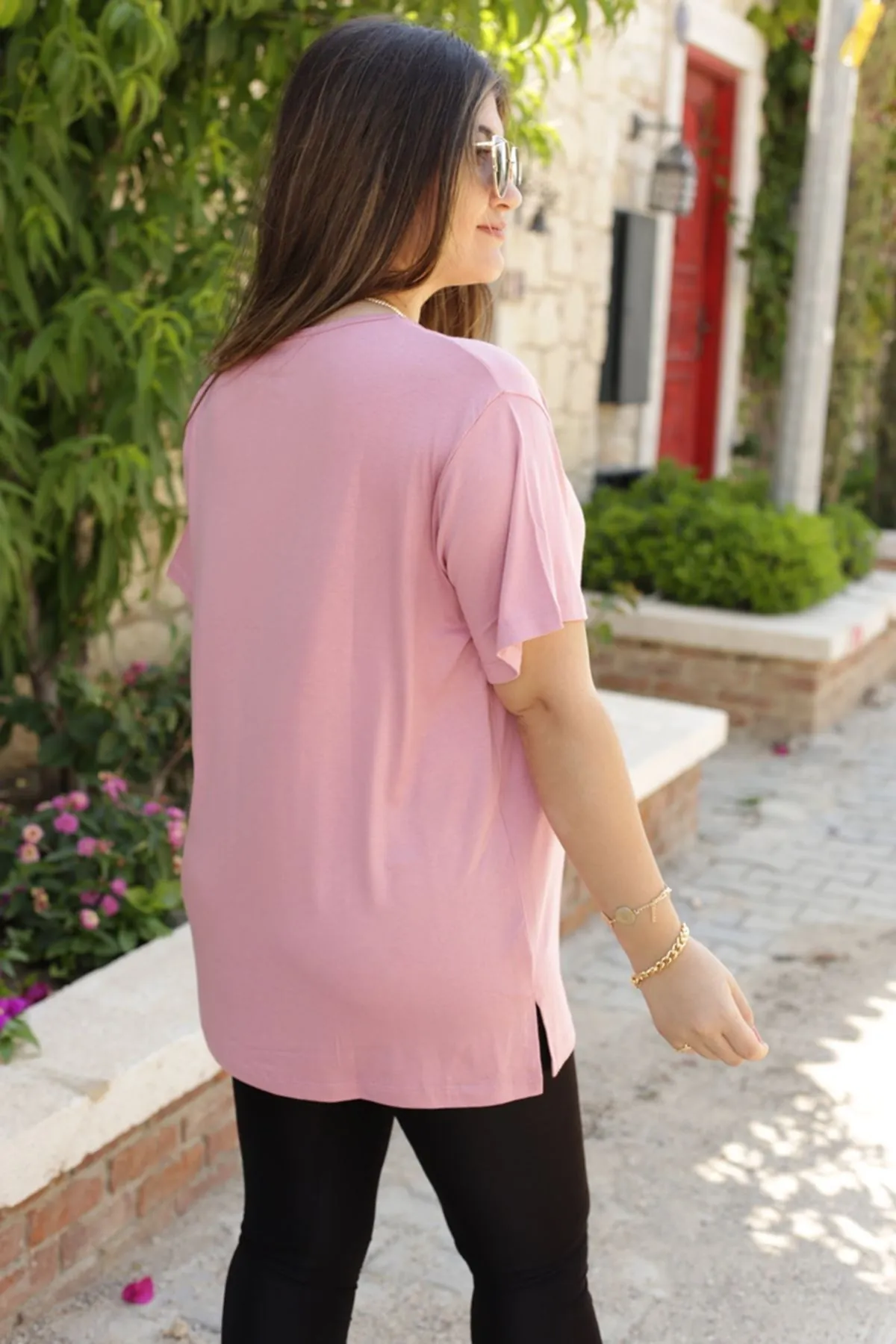 RENKTE GENİŞ KESİM V YAKA PEMBE TSHİRT
