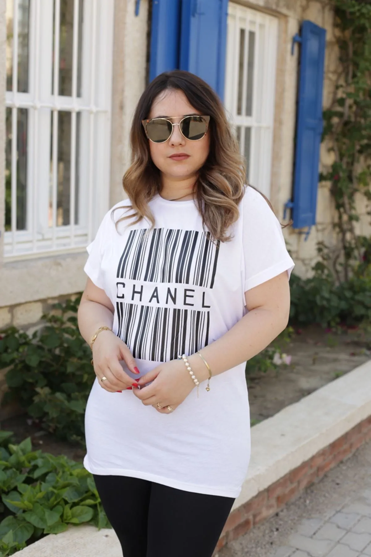 RENKTE GENİŞ KESİM BARKOD DESENLİ BEYAZ TSHİRT