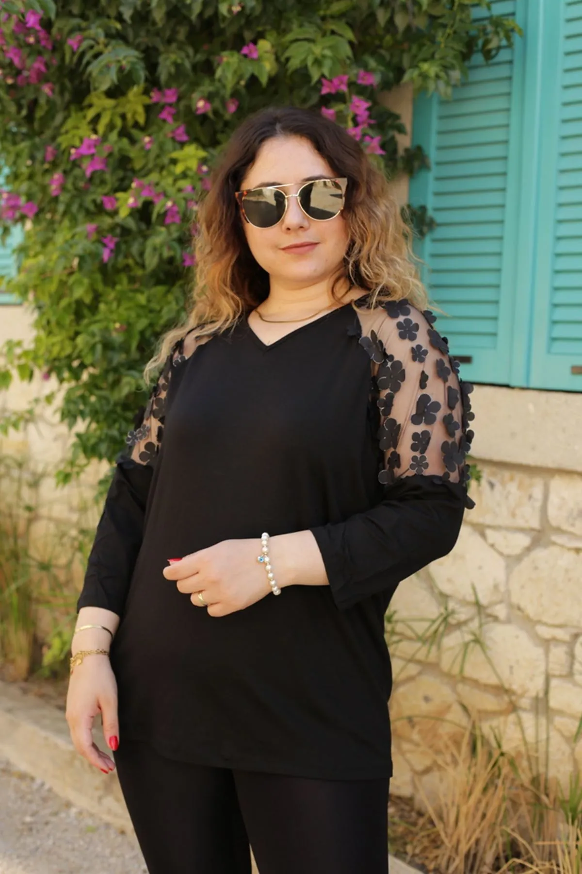 RENKTE TÜL DETAYLI ESNEK SİYAH BLUZ