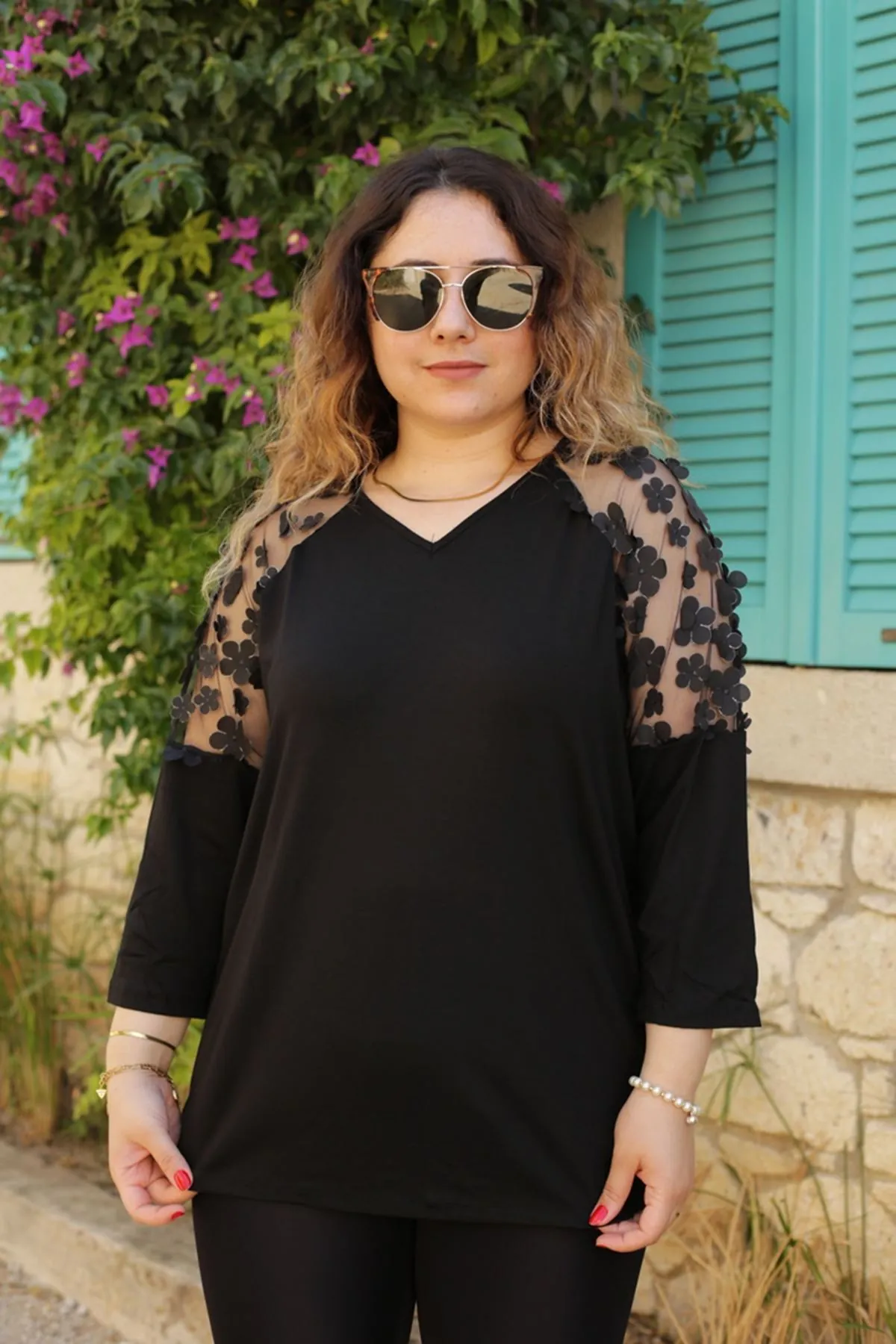 RENKTE TÜL DETAYLI ESNEK SİYAH BLUZ