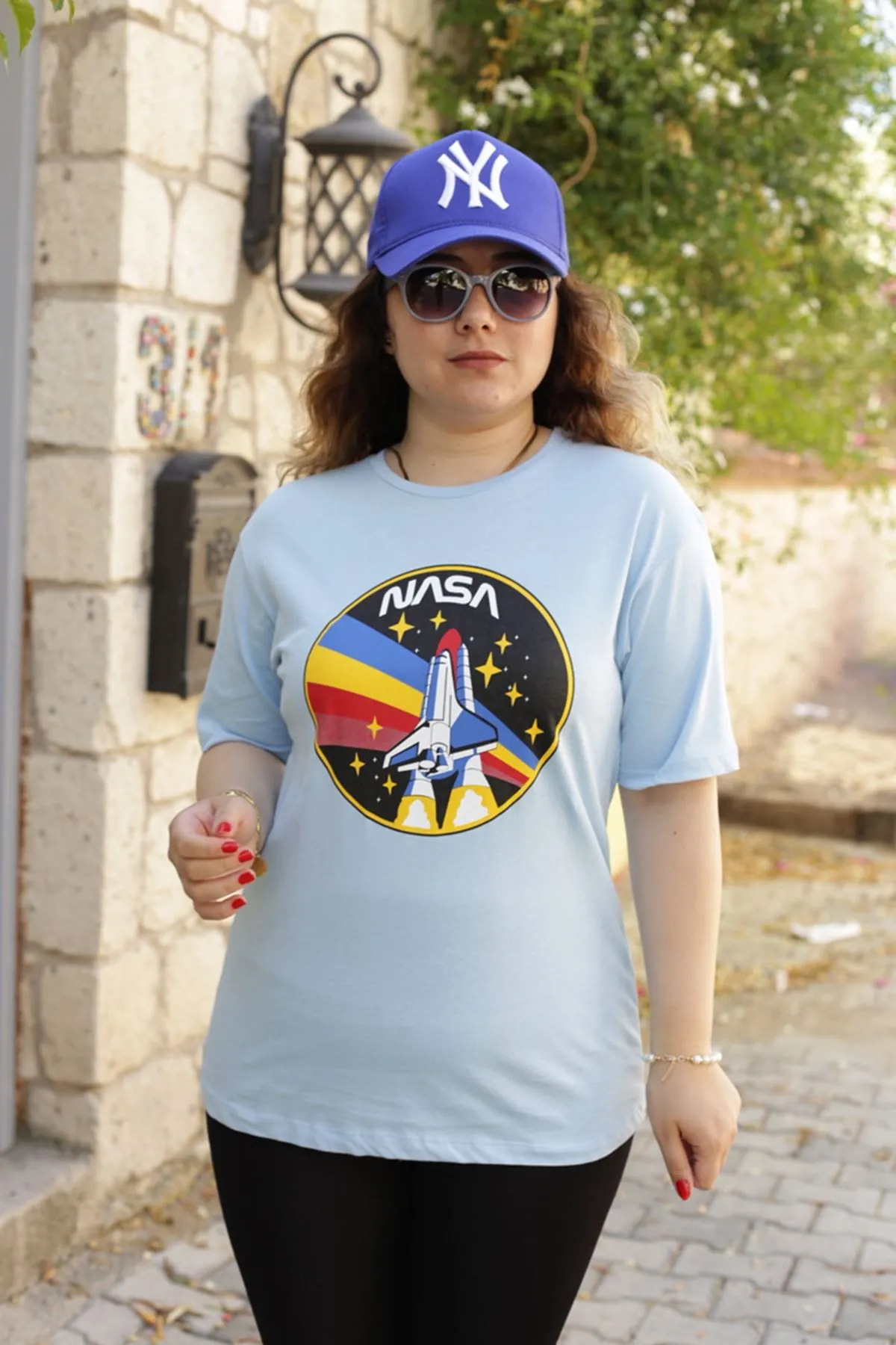 RENKTE ÖNÜ BASKILI MAVİ TSHİRT