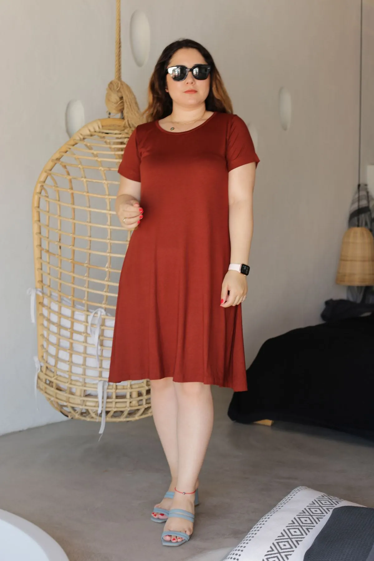 RENKTE KISA KOLLU ESNEK TABA VİSKON ELBİSE