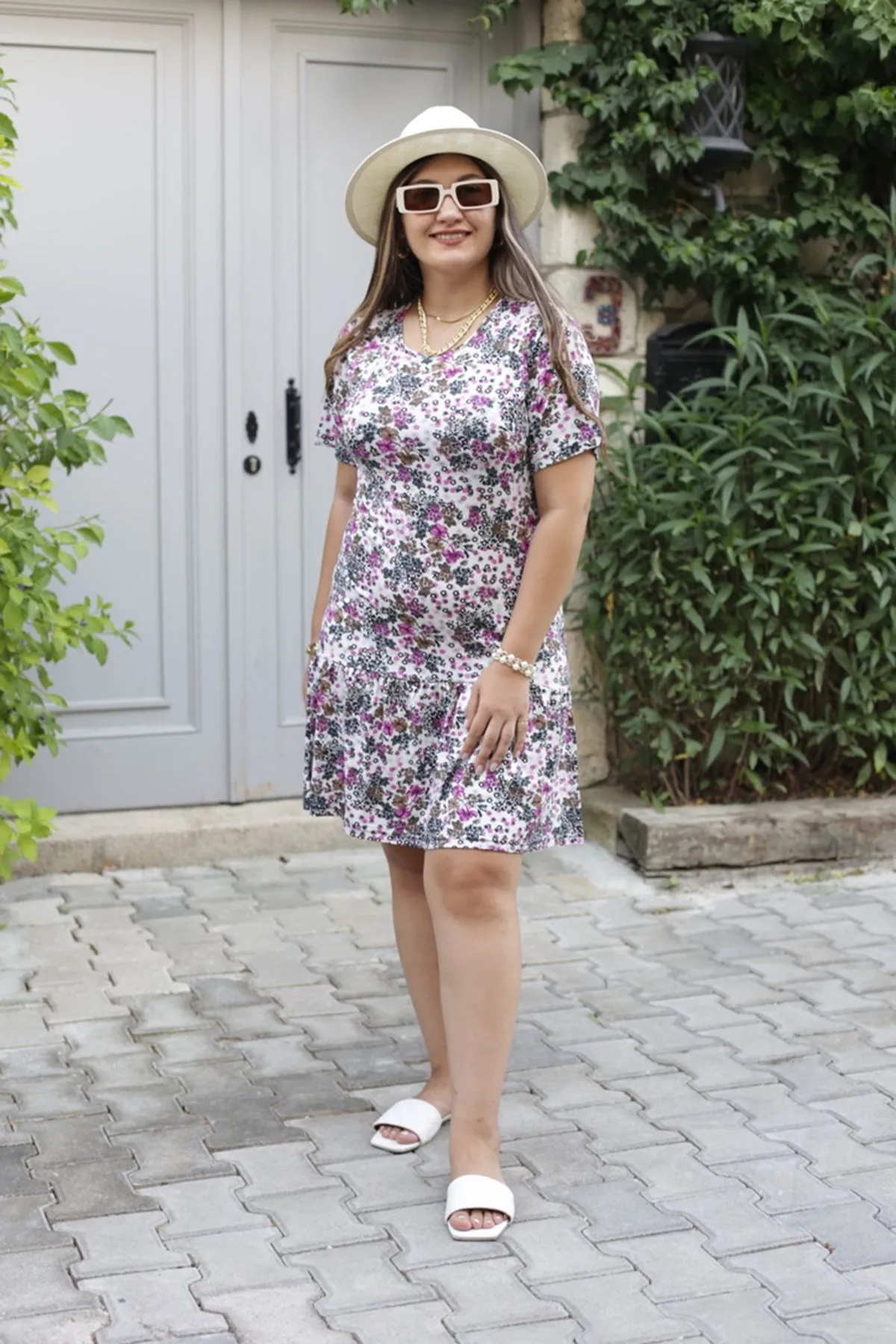 RENKTE ETEĞİ BÜZGÜLÜ KISA KOLLU ELBİSE