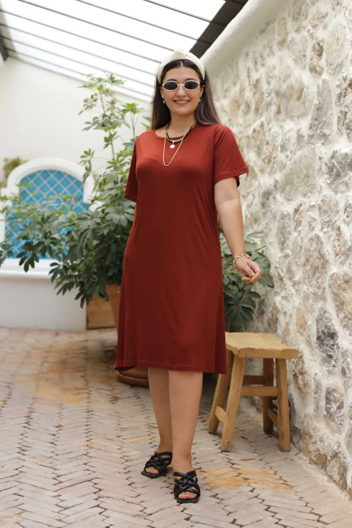 RENKTE ÖNÜ PARÇALI BATTAL KISA KOLLU KİREMİT ELBİSE